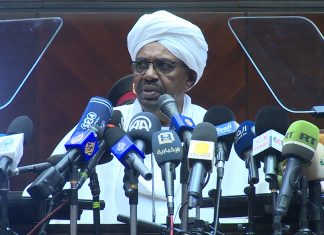 البشير : لن نسمح مطلقاً الجمع بين العمل العسكري والسياسي ضد الدولة