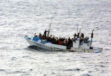 غرق مركب صيد في تونس يحمل 12 بحارًا