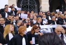 المحامون والأطباء والمحاسبون يحتجون ضد سياسة الحكومة