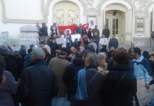 وقفة احتجاجية ضد تقديم تعويضات لضحايا الاستبداد