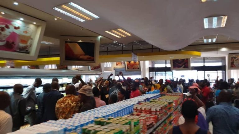 Mnangagwa causes stir in Kwekwe after supermarket visit
