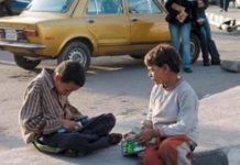 بالفيديو : متسول بيفطر ويتغدى ويتعشى من “كنتاكى “