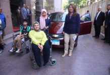 بالصور : السيسى يهدى من ” ماله الخاص ” طالبة معاقة ” سيارة ” تقديراً لتفوقها