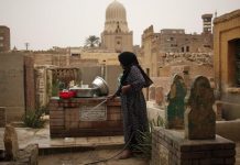 برلمانى : سكان المقابر بعيد عن نظر الحكومة