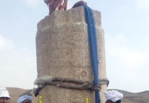 “وزارة الآثار” ترميم وتجميع واعادة رفع تمثال الملك رمسيس الثاني بمنطقة صان الحجر