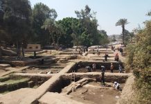 الكشف عن أحجار منقوشة بمعبد الشمس في منطقة آثار المطرية ” صور “