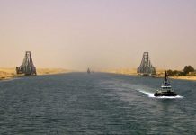 عمليات بحث عن 14 صيادا غرق قاربهم في خليج السويس