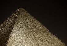 سر “تسلا” يظهر في الأهرامات قبل آلاف السنين