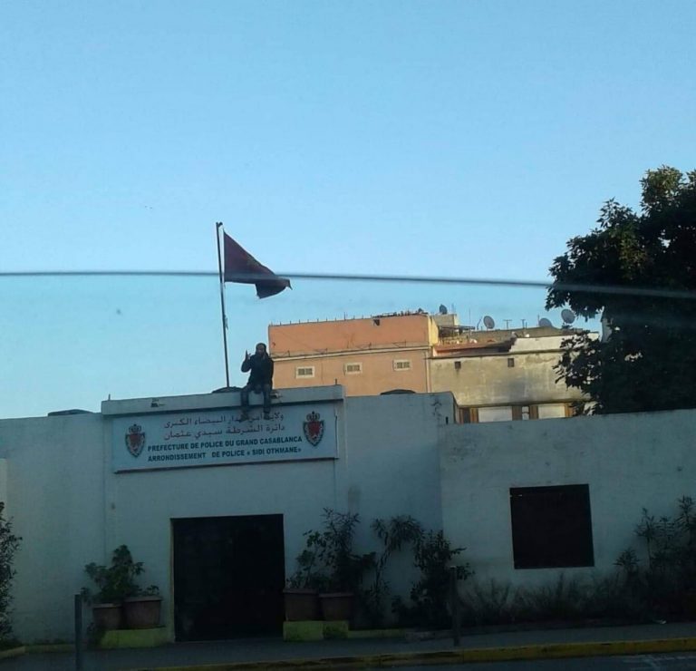 شخص يتسلق واجهة مقر دائرة شرطة بالدار البيضاء…