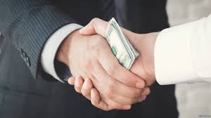 ايقاف مفتش شرطة متلبس بتهمة الارتشاء بعد تبليغ الضحية عن ابتزازه