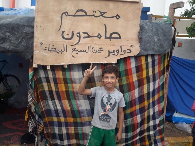 بعد تعليقهم قرار “الهجرة الجماعية”.. أطفال “كاريان عين السبع” يحتجون: من لا سكن له لا وطن له