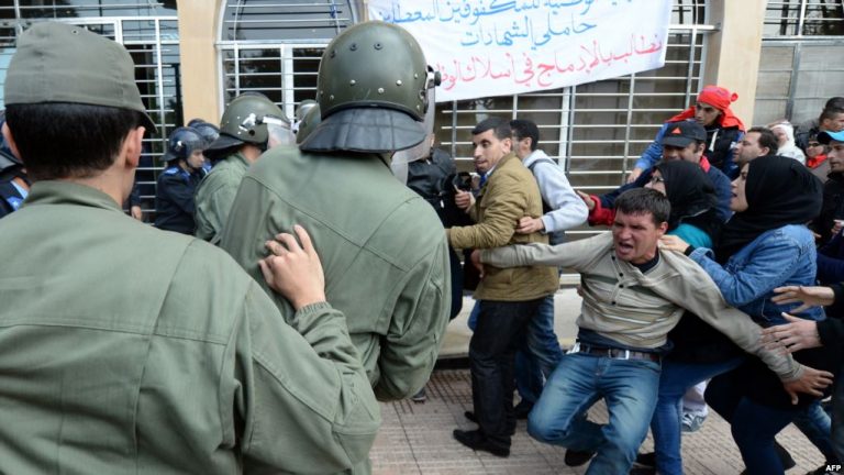 مكفوفون عاطلون يرفضون عرضاً حكوميا ويهددون بالتصعيد