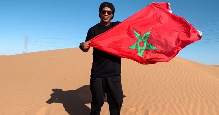 رونالدينو في قلب الصحراء يحمل علم المغرب