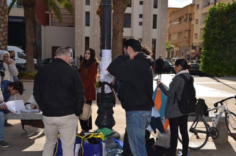 المغرب : ملابس “معلّقة” تزيّن الشوارع في أجمل تبرّع