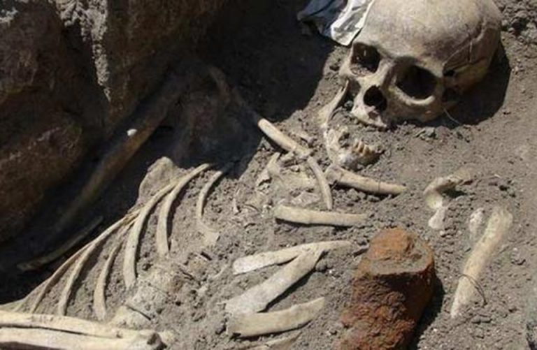 أكادير : سائق حفارة يعثر على عظام بشرية