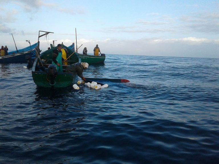 إنقاذ صيادين مغاربة عالقين في البحر