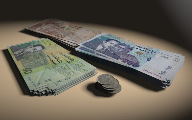 الأسر المغربية تلجىء لمدخراتها بسبب تجمد الاجور