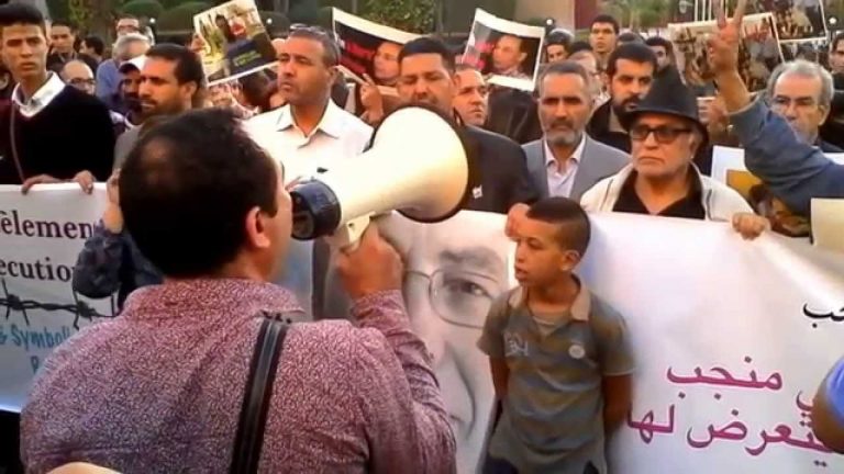 محاكمة منجب ورفاقه لتهديد الأمن الداخلي تسبب وقفة احتجاجية