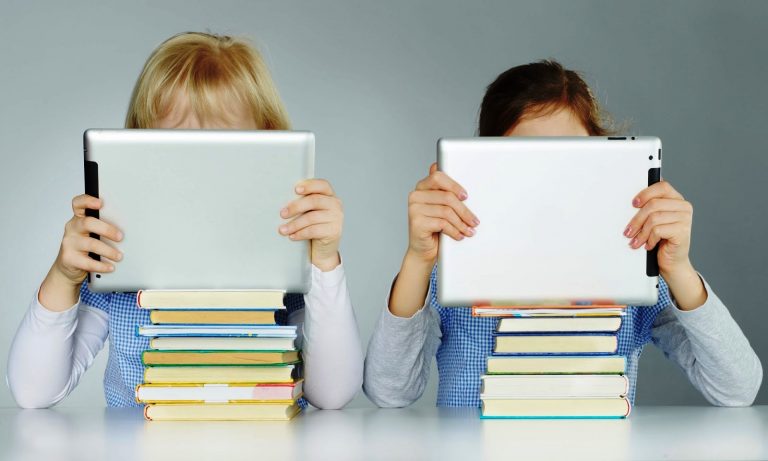 برلمانيون يطالبون باعتماد اللوحات الإلكترونية في التعليم