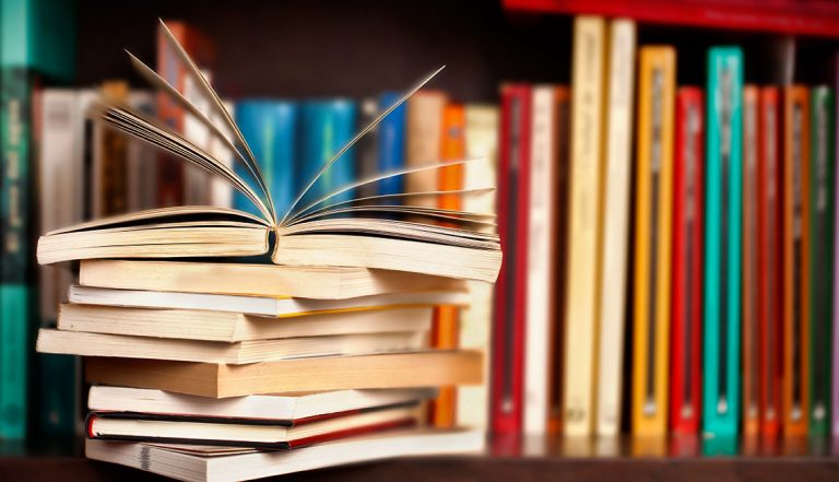 إبداعات 60 فناناً ملخصة في كتاب “أنوار مغربية”