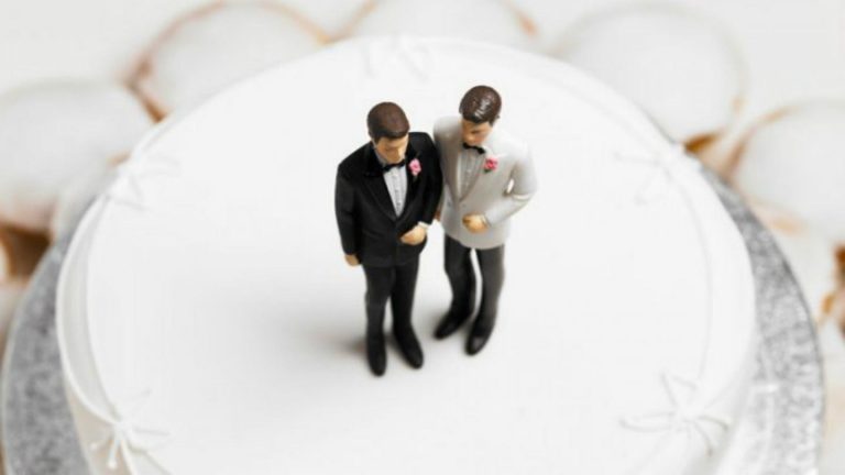 سكان قرية ”بن إيعيش“ يمنعون زواج شابين مثليين