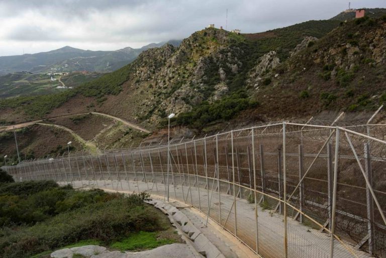 المغرب تعزّز نقاط ضعف مناطقها الحدودية بنشر أسلاك شائكة