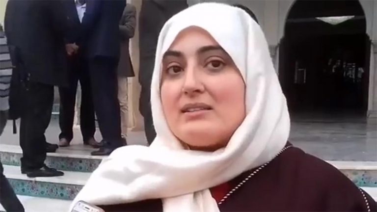 متبرعة “المليون دولار” توجه رسالة للميسورين لدعم القرى