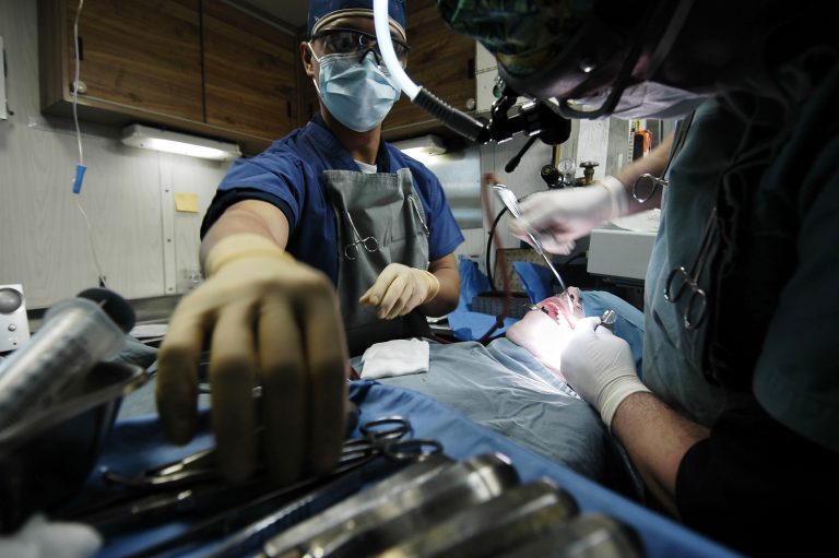 جراحة التجميل في حملة مجانية بالمضيق