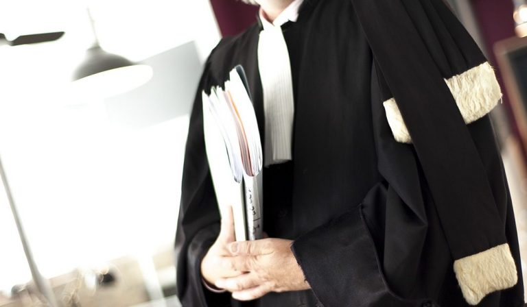 وزارة العدل تحسم موضوع ارتداء البذلة السوداء!