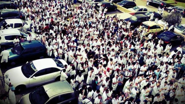 طلبة الطبّ ينددون بـ”خوصصة الجامعة” والأطباء يساندونهم