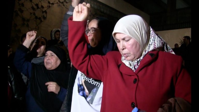 الحزن يخيم على الحسيمة وأعلام سوداء فوق المنازل