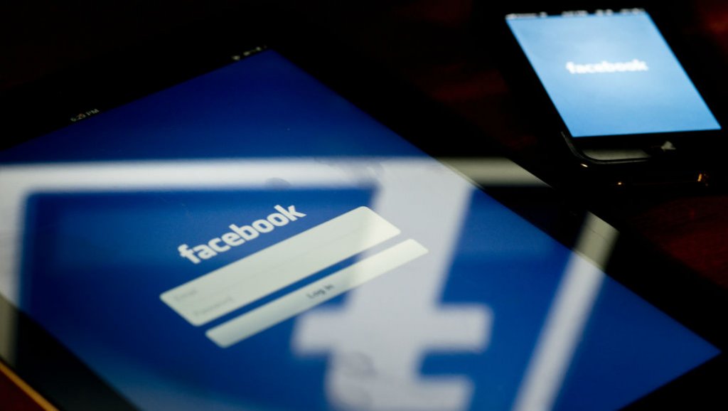 040618-facebook-smarpthone-m