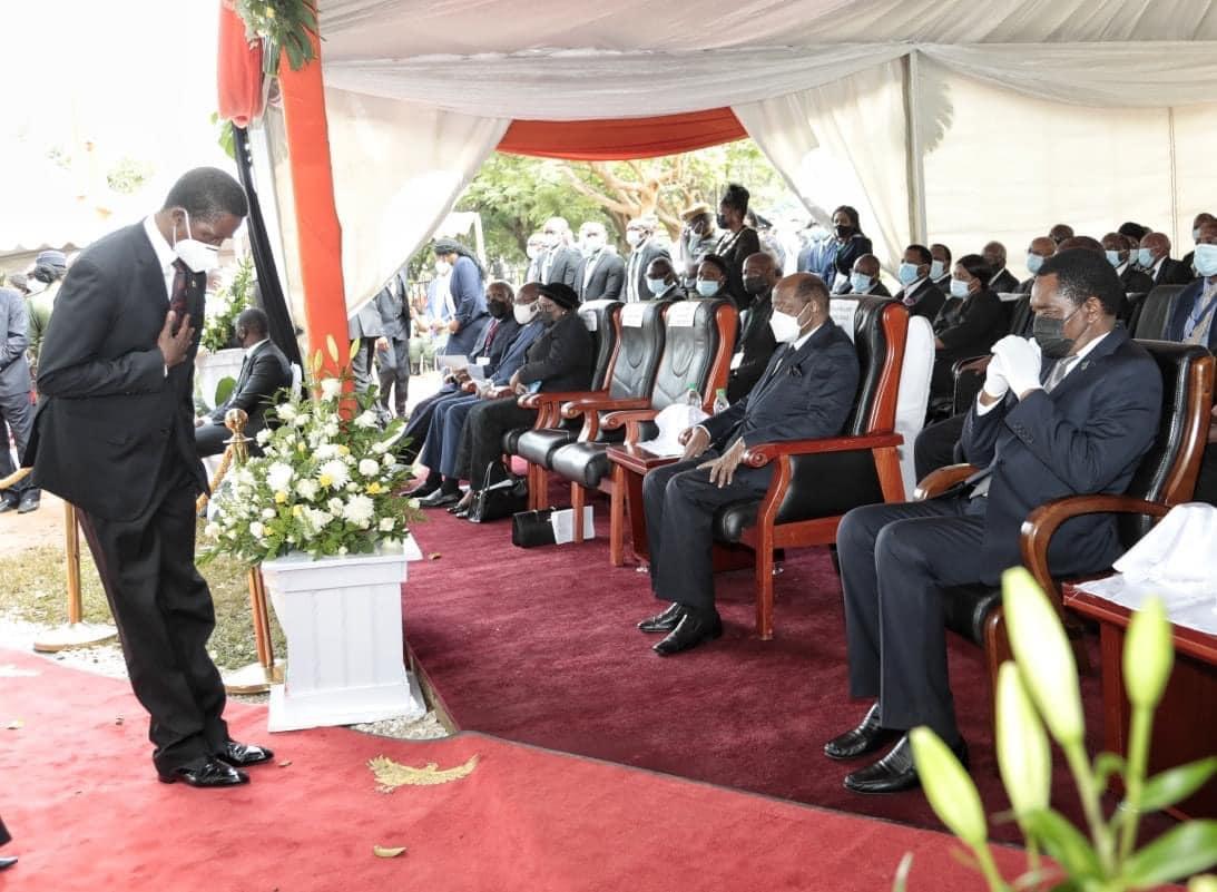 PICTURE: Edgar Lungu shows respect to President HH after laying a wreath on Rupiah Banda’s grave PICTURE: Edgar Lungu shows respect to President HH after laying a wreath on Rupiah Banda’s grave