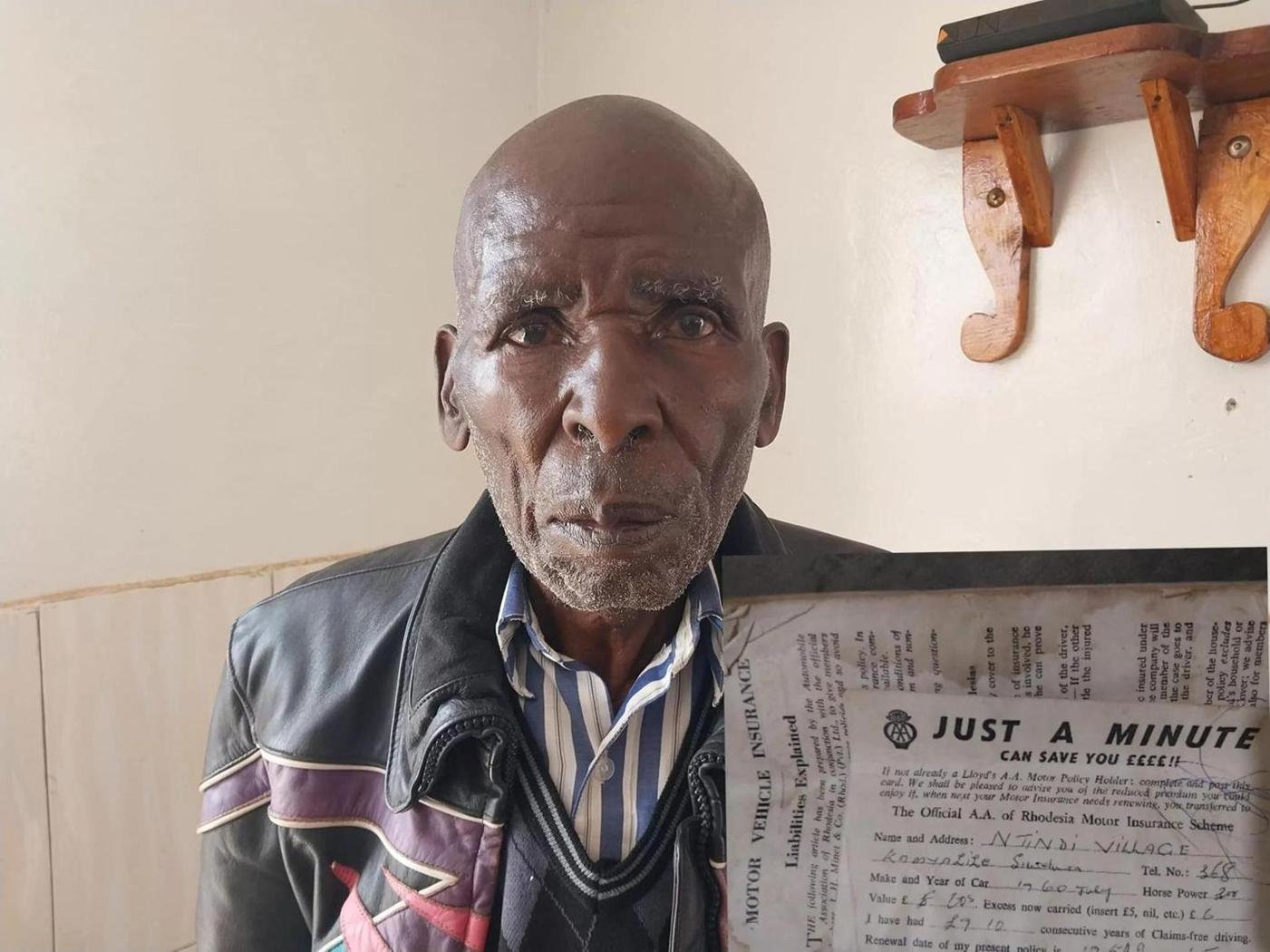 An 86-year-old man is demanding a British insurance company to deliver money and property An 86-year-old man is demanding a British insurance company to deliver money and property