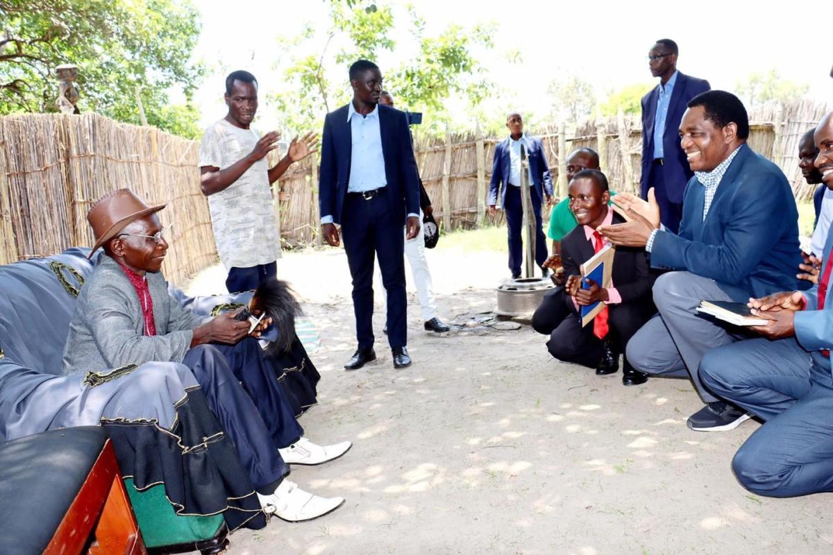 PRESIDENT HH PAYS COURTESY CALL ON SENIOR CHIEF SIKUFELE IN MANYINGA DISTRICT PRESIDENT HH PAYS COURTESY CALL ON SENIOR CHIEF SIKUFELE IN MANYINGA DISTRICT