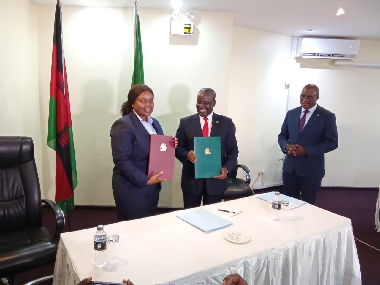 Malawi, Zambia signs a landmark maize procurement deal Malawi, Zambia signs a landmark maize procurement deal