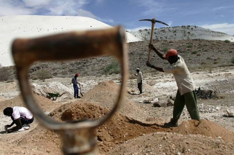 Zimbabwe mine collapse traps 20 underground