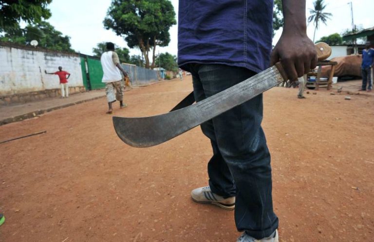 Man chops friend`s hand with machete over missing sim card