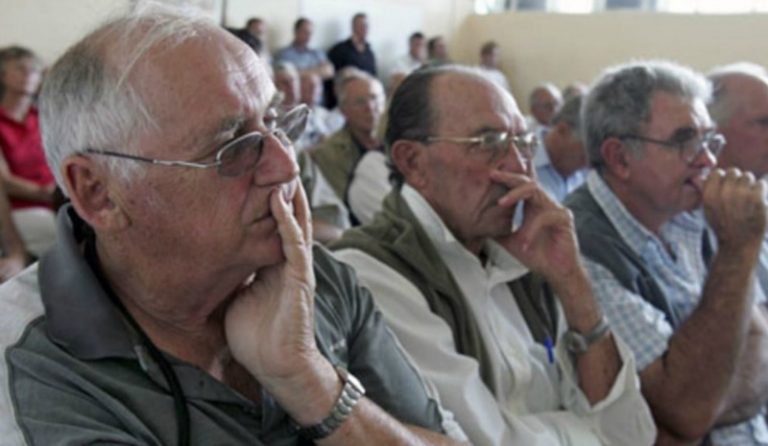 Zimbabwe Offers White Farmers Land As Compensation For 800 Seized Farms