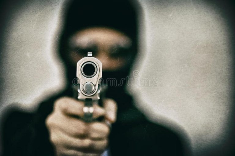 Motorist Threatens To Shoot Fellow Driver For Stopping In The Middle Of The Road