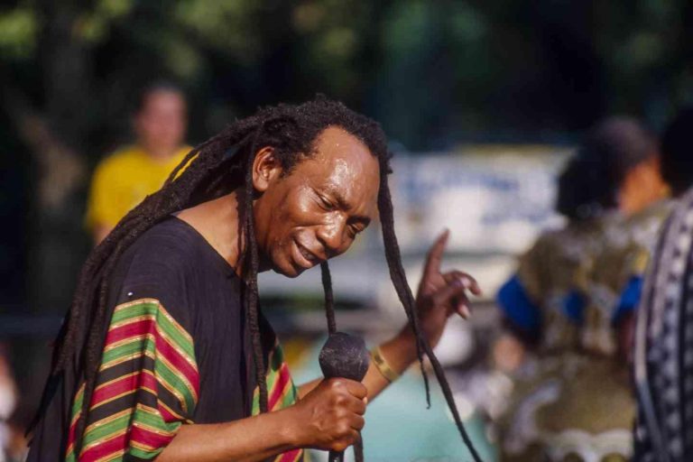 Hasta luego - Mukanya in solo music exit: absconds Jah Prayzah, Winky D gig
