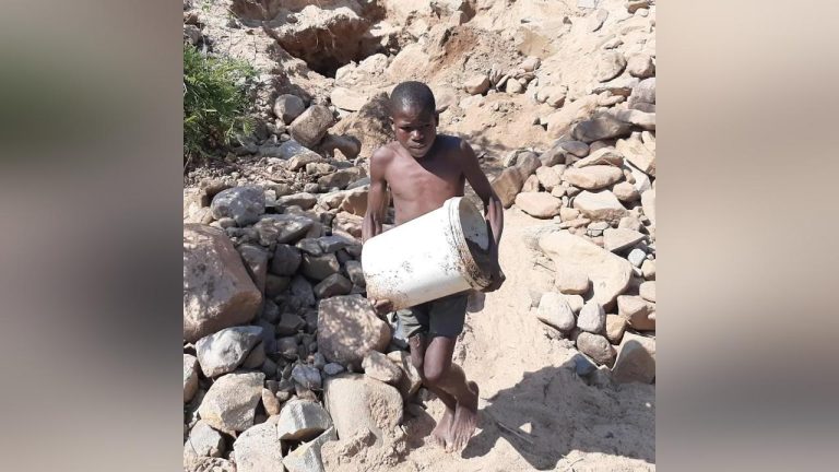 Children forced to pan for gold in Zimbabwe amid economic turmoil