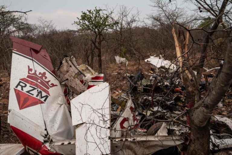 6 people killed in plane crash in Zimbabwe