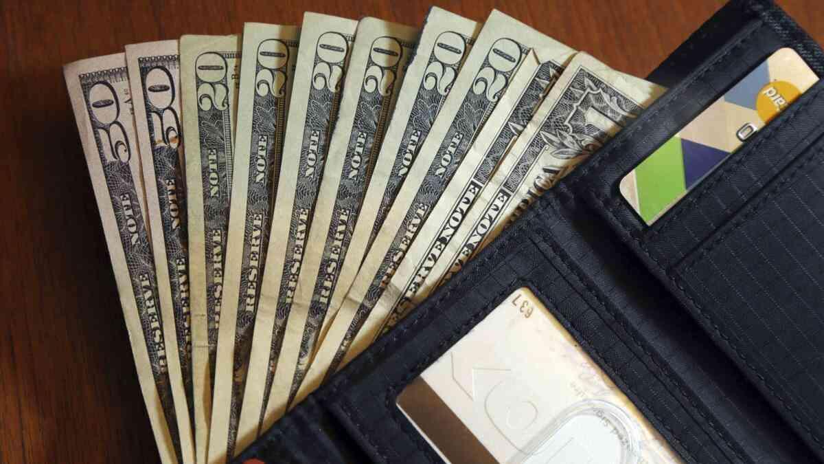 Zimbabwe’s honest cop: Picks US$4k, returns it Zimbabwe’s honest cop: Picks US$4k, returns it